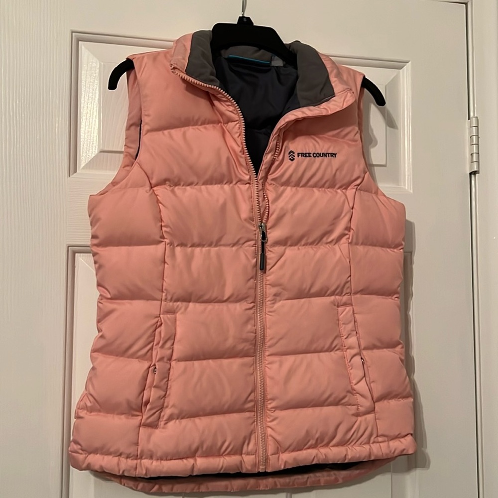 Pink Free Country down vest, size small in great condition.